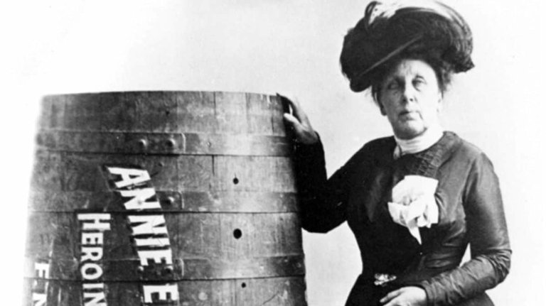 Annie Edson posando con su barril