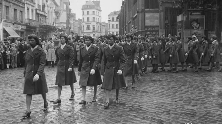 Miembros del Batallón 6888 desfilando en Rouen (1945)