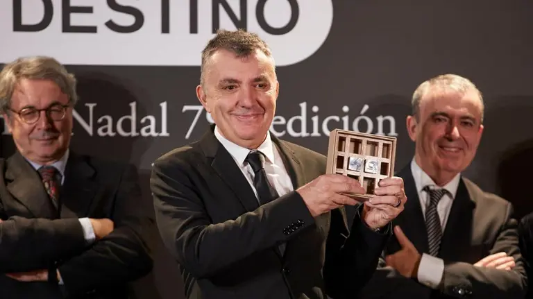 Manuel Vilas durante la ceremonia de entrega (Foto: Ediciones Destino)